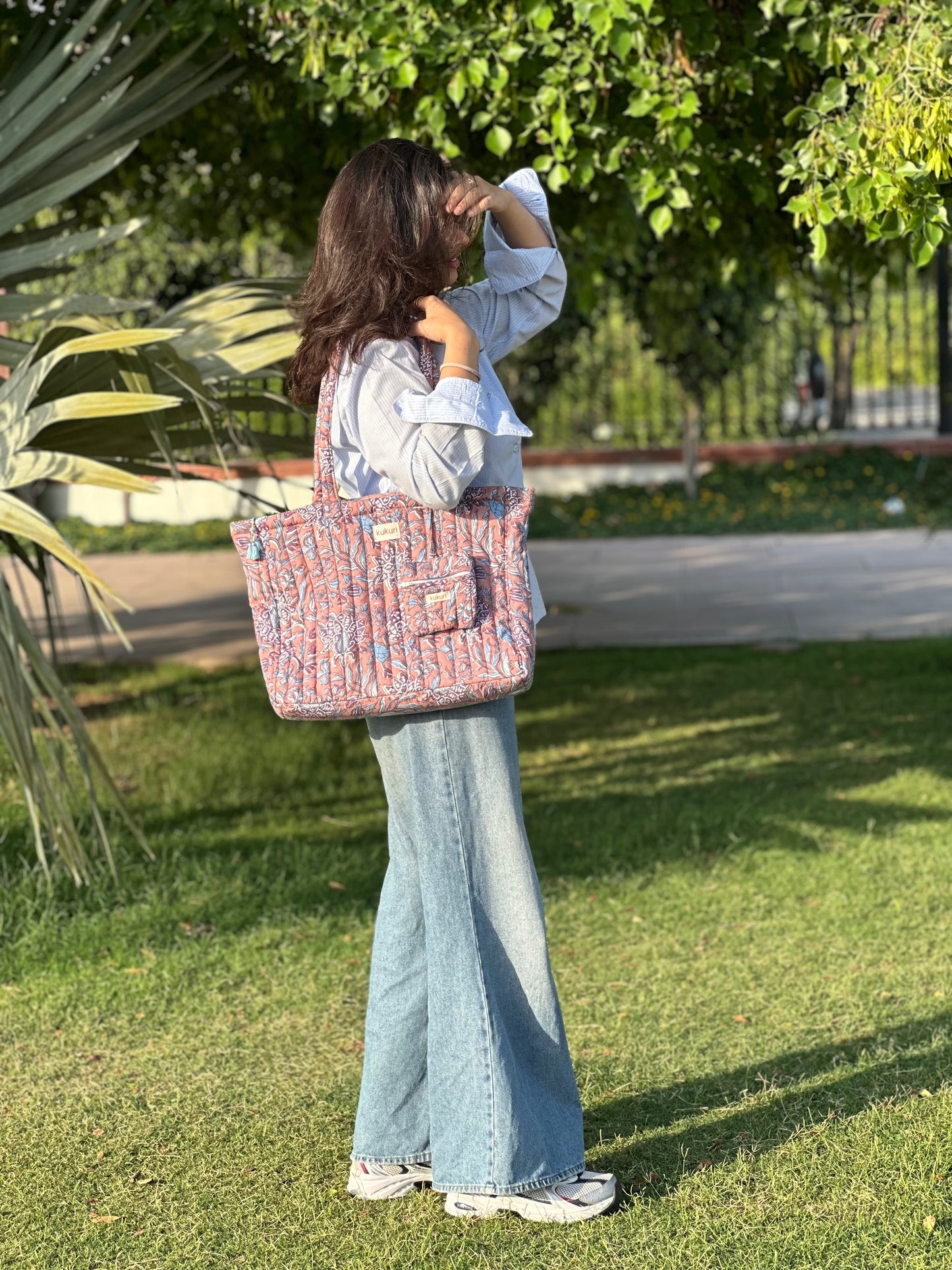 Brown floral laptop tote bag